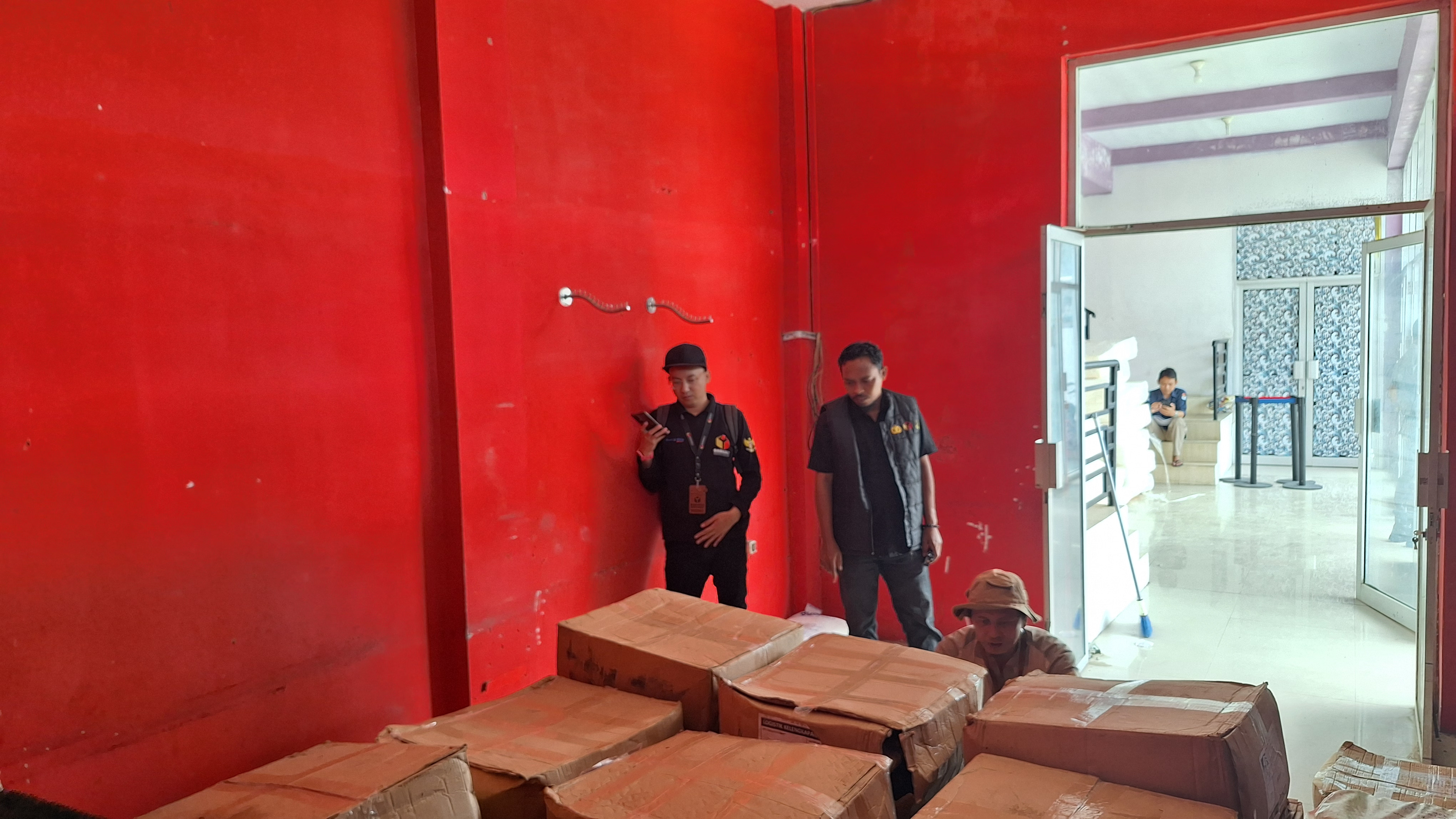 Awasi Penerimaan Perlengkapan TPS, Under Pastikan Semua Tepat Kualitas dan Jumlah