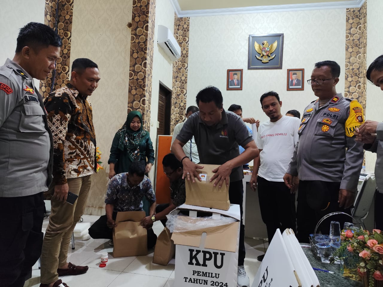 Ketua dan Anggota Bawaslu Kabupaten Gorontalo saat mengawasi pengecekan dan penyegelan Kotak Suara PSU di KPU Kabupaten Gorontalo, Jumat (21/6/2024).