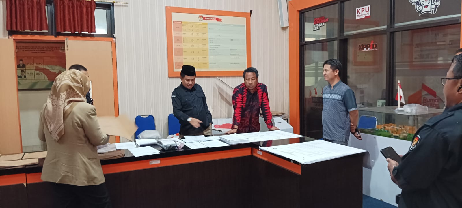 Persiapan PSU di TPS 2 Tuladenggi, Bawaslu Kabgor Awasi Pengecekan Surat Suara dan Perlengkapan TPS Lainnya