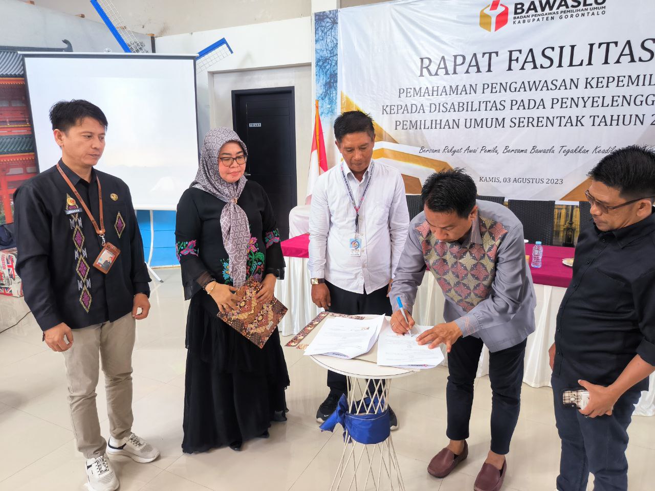 Apresiasi Pengawasan Partisipatif untuk Disabilitas, Bawaslu Kabupaten Gorontalo dan Yayasan Putra Mandiri Gorontalo Teken MoU