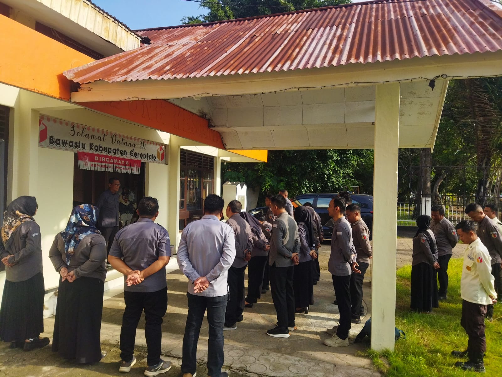 Anggota Bawaslu Provinsi Gorontalo, John Hendri Purba saat menyampaikan arahan pada Apel Perdana Pasca Libur Hari Raya Idul Fitri di Lingkungan Kantor Bawaslu Kabupaten Gorontalo, Senin (30/03/2026)