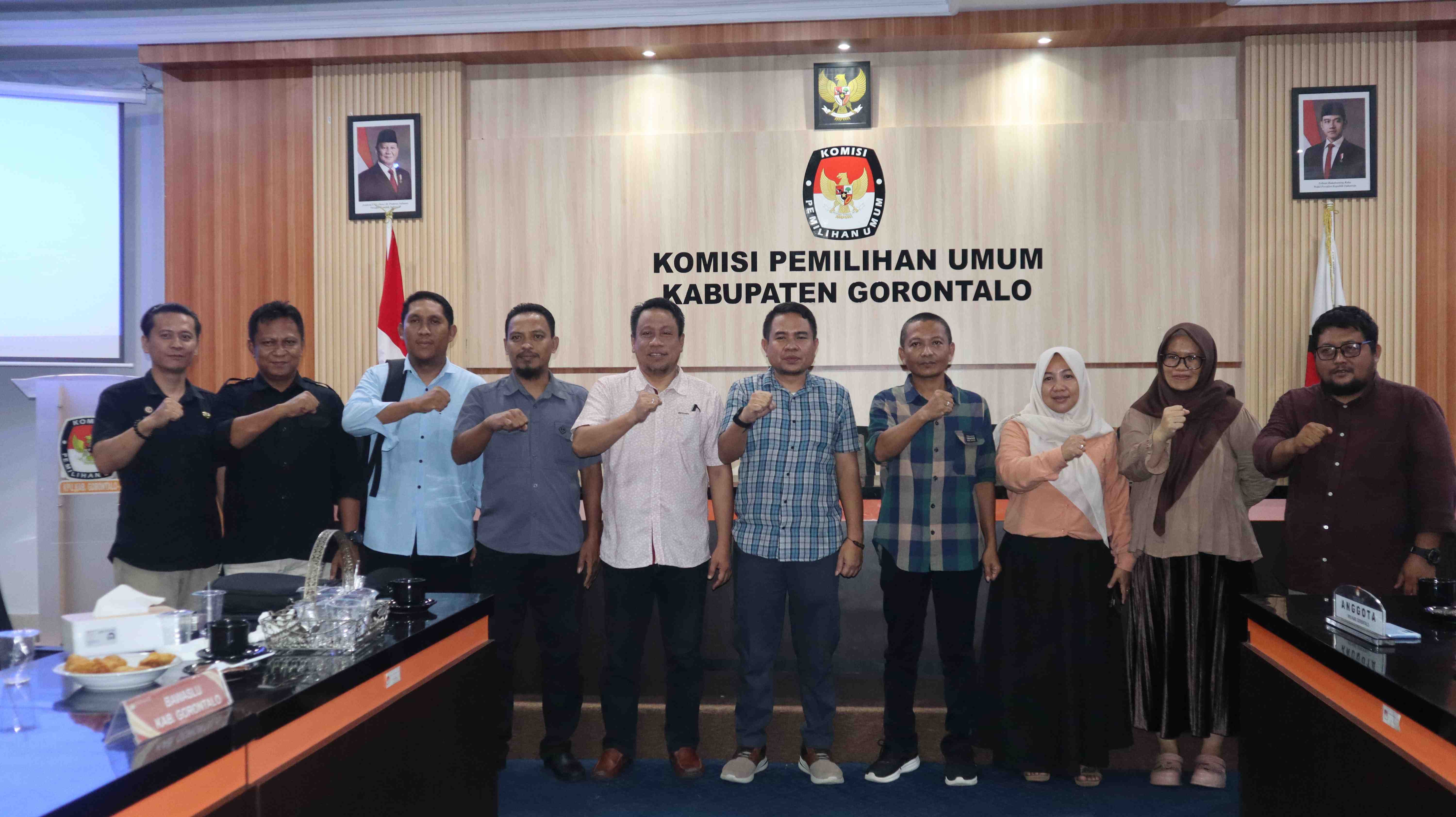 Foto Ketua dan Anggota Bawaslu Kabupaten Gorontalo dan KPU Kabupaten Gorontalo