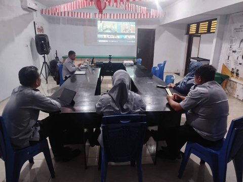 Foto saat mengikuti rapat mingguan