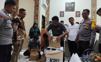Ketua dan Anggota Bawaslu Kabupaten Gorontalo saat mengawasi pengecekan dan penyegelan Kotak Suara PSU di KPU Kabupaten Gorontalo, Jumat (21/6/2024).