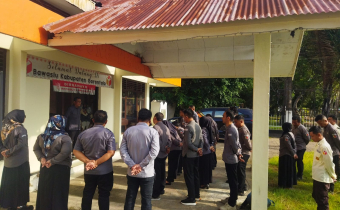 Anggota Bawaslu Provinsi Gorontalo, John Hendri Purba saat menyampaikan arahan pada Apel Perdana Pasca Libur Hari Raya Idul Fitri di Lingkungan Kantor Bawaslu Kabupaten Gorontalo, Senin (30/03/2026)