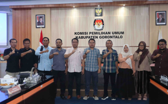 Foto Ketua dan Anggota Bawaslu Kabupaten Gorontalo dan KPU Kabupaten Gorontalo